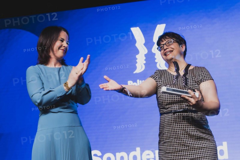 (L-R) Annalena Baerbock (Buendnis 90 Die Gruenen), Federal Minister for Foreign Affairs, and Shadi Sadr, winner of the 'Special Iran Award' at the Politikaward, photographed at the Politikaward in Berlin, 22.05.2023., Berlin, Germany, Europe
