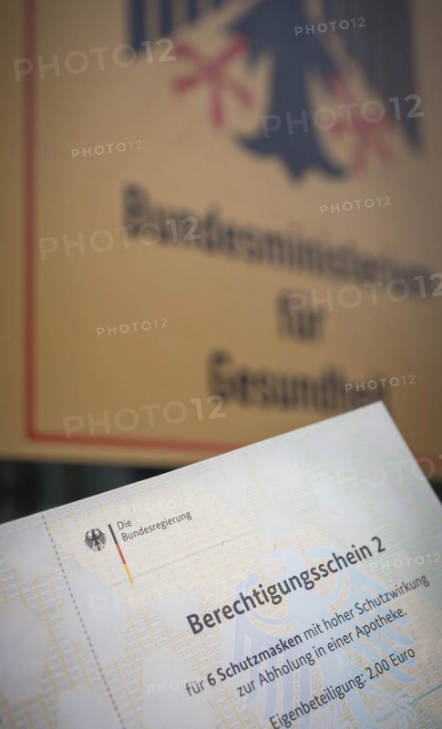 Certificate of entitlement for six FFP2 high protection masks to be collected from a pharmacy. Recorded in front of the Federal Ministry of Health in Berlin