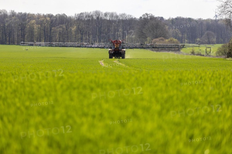 Fertiliser spreading with tractor brand Fendt 724 with 240 HP as well as fertiliser spreader Rauch Aero AGT