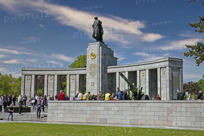 Visitors to the Soviet Memorial on the Strasse des 17. Juni