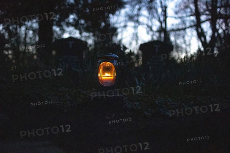Topic: Grave light at the cemetery.