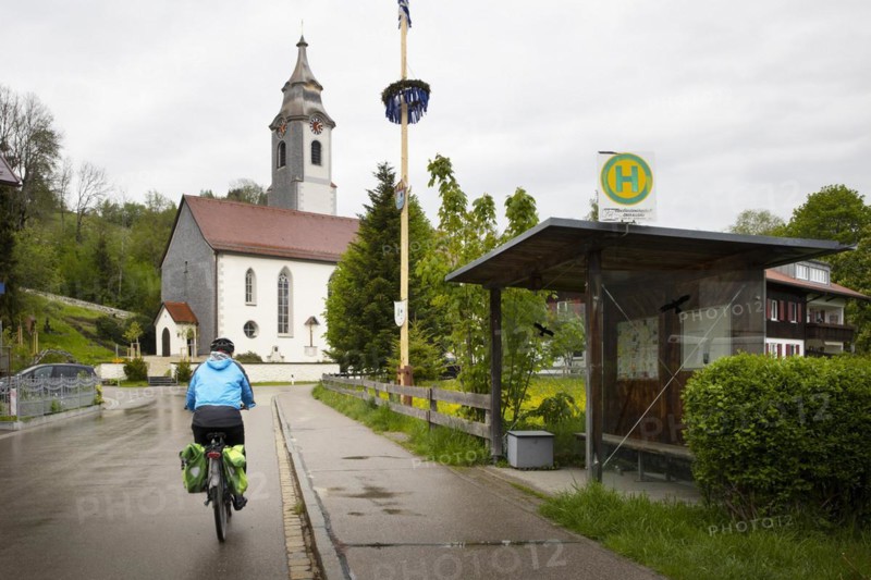 Woman with an ebike in the countryside in Niedersonthofen.