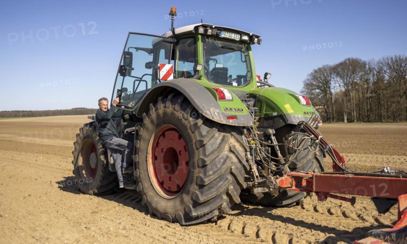 Soil cultivation for maize sowing with tractor Fendt 1050