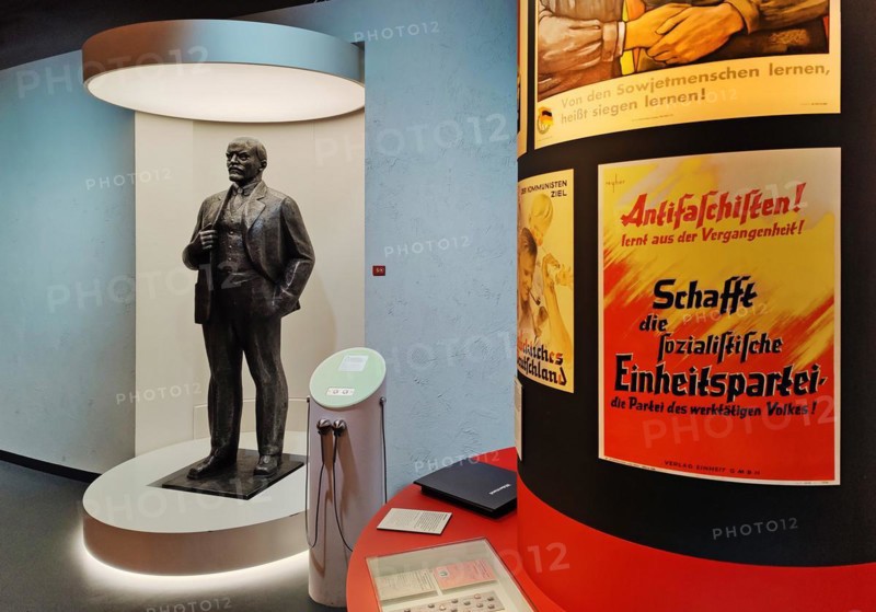 Advertisement for the Socialist Unity Party SED with Lenin statue
