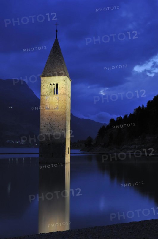 The submerged church tower at night in Lago di Resia at Curon Venosta