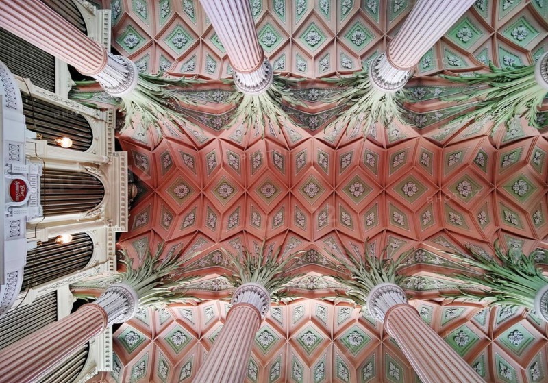 Ceiling vault with organ in the Nikolaikirche