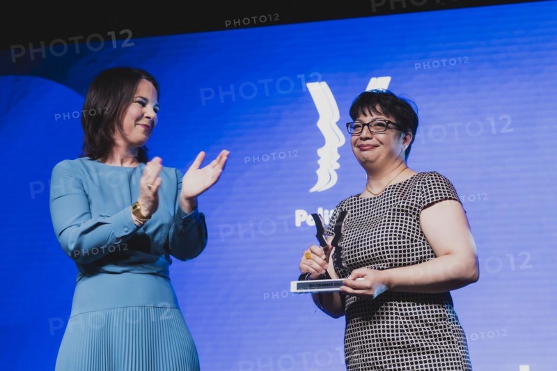 (L-R) Annalena Baerbock (Buendnis 90 Die Gruenen), Federal Minister for Foreign Affairs, and Shadi Sadr, winner of the 'Special Iran Award' at the Politikaward, photographed at the Politikaward in Berlin, 22.05.2023., Berlin, Germany, Europe
