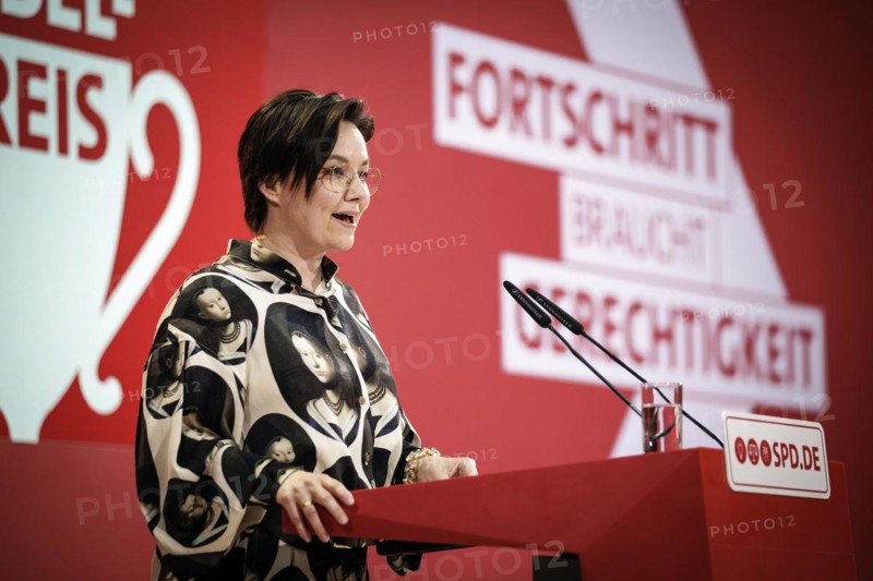 Making progress out of change. A discussion on the occasion of the 160th birthday of the SPD with the award of the August-Bebel-Prize to Franz Muentefering. Here: Michelle Muentefering