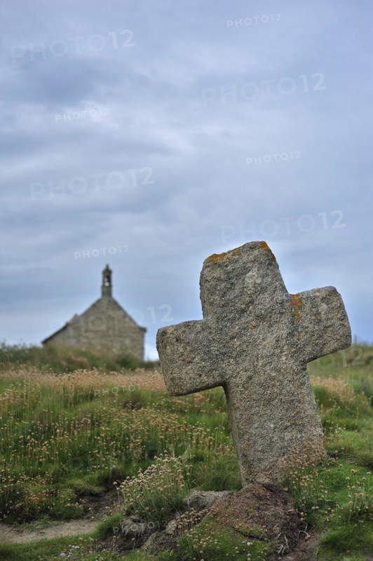 Stone cross and the Saint-Samson chapel at Landunvez