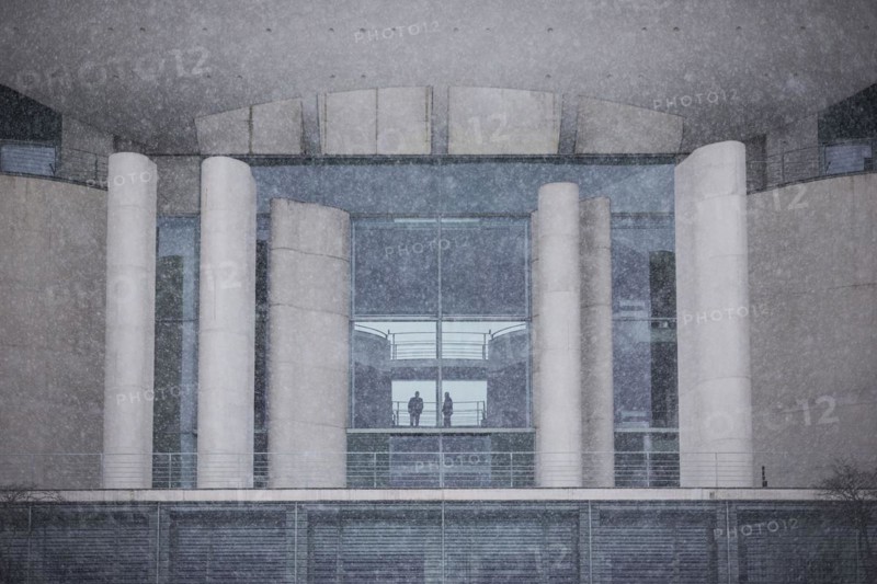 Two people stand out in the Federal Chancellery in front of the Federal-Laender on the further procedure of the Corona restrictions