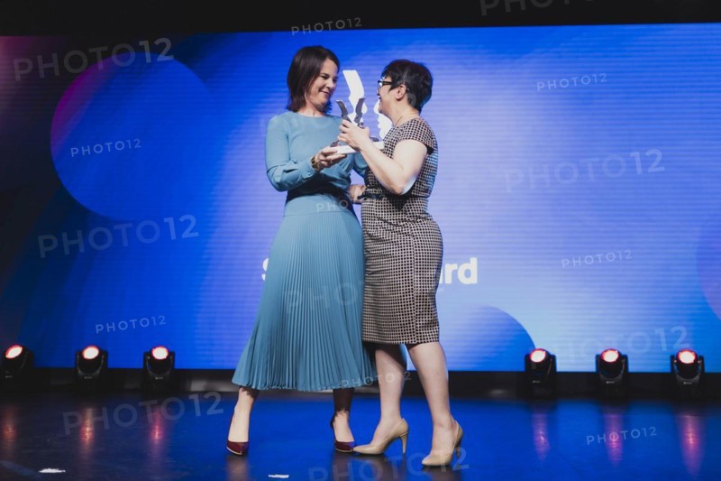 (L-R) Annalena Baerbock (Buendnis 90 Die Gruenen), Federal Minister for Foreign Affairs, and Shadi Sadr, winner of the 'Special Iran Award' at the Politikaward, photographed at the Politikaward in Berlin, 22.05.2023., Berlin, Germany, Europe