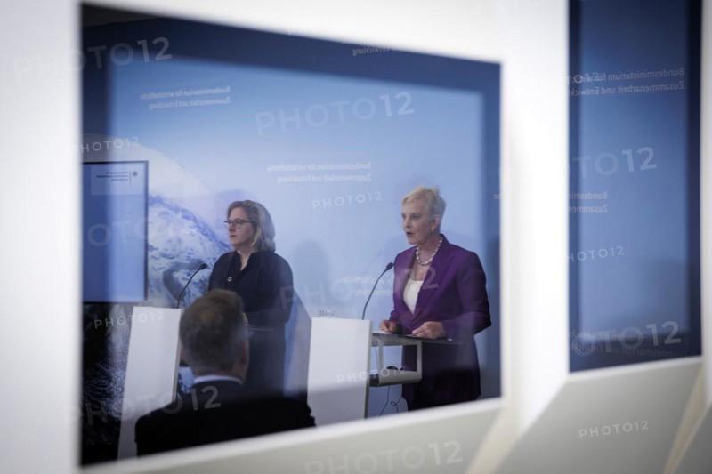 (L-R) Svenja Schulze, Federal Minister for Economic Cooperation and Development, and Cindy McCain, Executive Director World Food Programme (WFP), hold a joint press conference on the commitment to tackle the global hunger crisis at the Federal Ministry for Economic Cooperation and Development. Berlin, 25.05.2023., Berlin, Germany, Europe