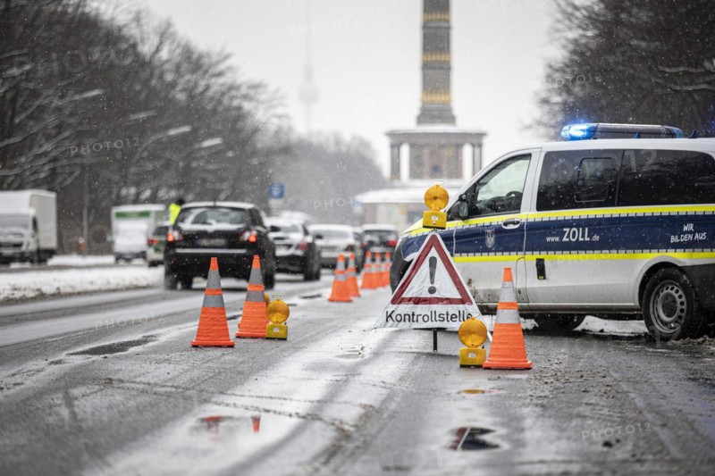 Customs check on the Strasse des 17. Juni in Berlin
