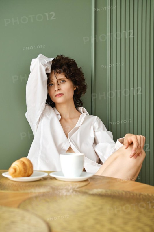 Lifestyle portrait of cute woman having breakfast