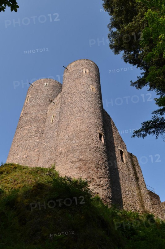 The medieval Spornburg Frauenburg in the Birkenfeld district in the morning light
