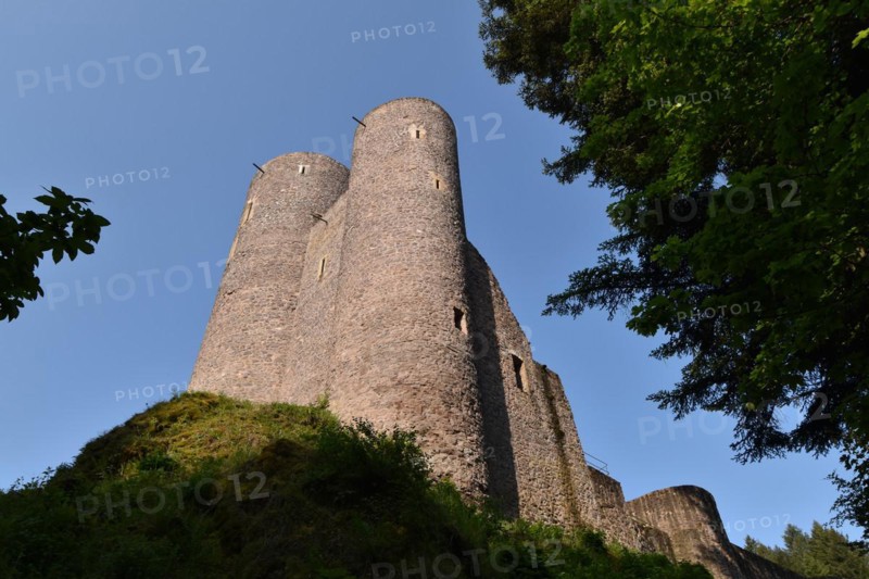 The medieval Spornburg Frauenburg in the Birkenfeld district in the morning light