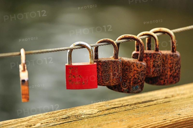 Rusty love locks