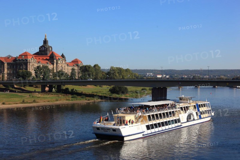 Paddle steamer