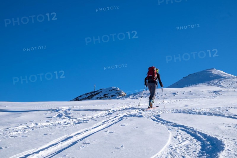 Ski tourers shortly in front of the summit of the Schafreuter in the Vorkarwendel