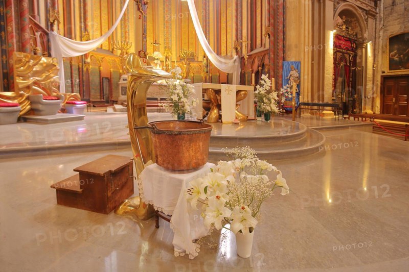 Chancel with decoration and bouquet of flowers of the Gothic cathedral St-Sauveur