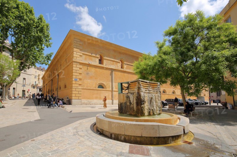 Fountain of lights by Jean Michel Battesti 1998 in front of the emblazoned Cour dappel