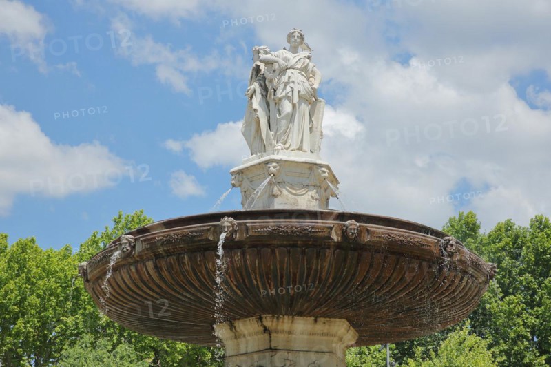 White figures at the ornamental fountain Fontaine de la Rotonde