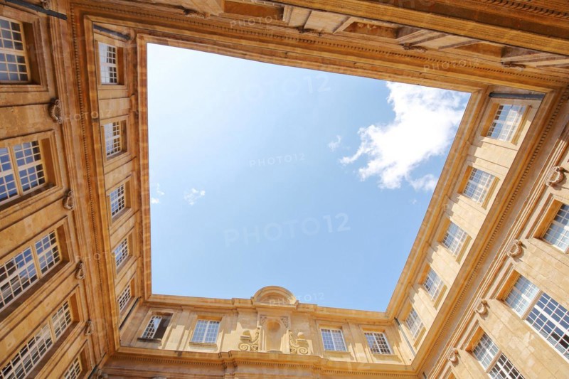 Inner courtyard with view upwards of the Bibliothèque de la Halle aux grains and former granary