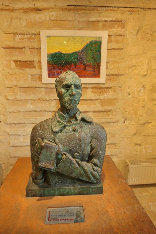 Museum Circut van Gogh with bust and painting duplicate of Vincent van Gogh