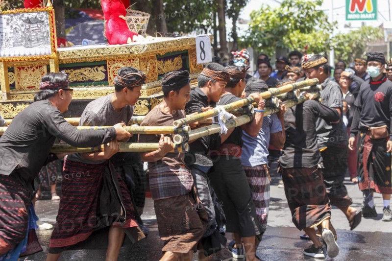On the way to the cremation site