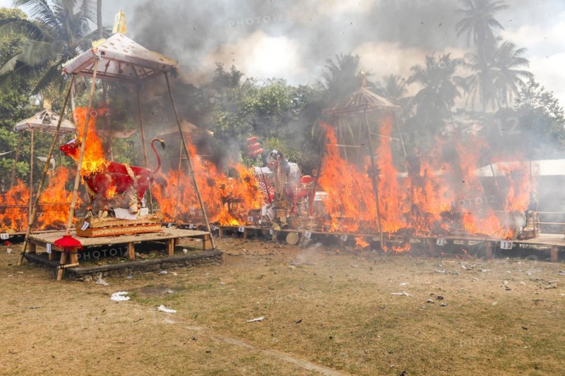 The sarcophagi containing the bones or bodies of the deceased are burnt during the cremation ceremony