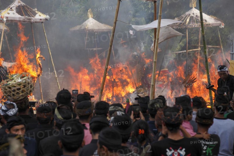 The sarcophagi containing the bones or bodies of the deceased are burnt during the cremation ceremony