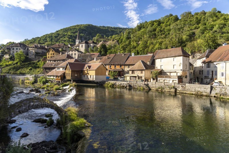 The village of Lods and the river Loue