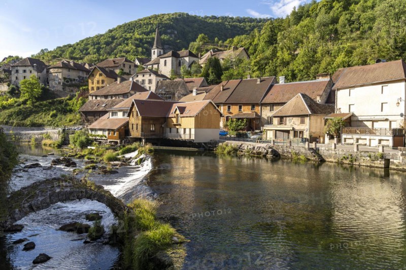 The village of Lods and the river Loue