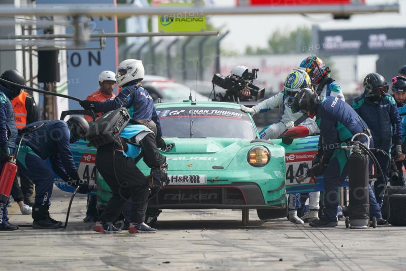 Pit stop at the Nürburgring race track 24-hour race Nürburg