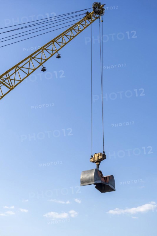 Construction crane with clamshell bucket