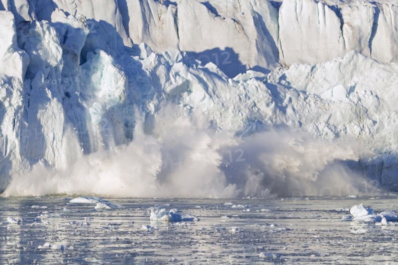Huge ice chunk breaking from the edge of the Lilliehöökbreen glacier into Lilliehöök Fjord