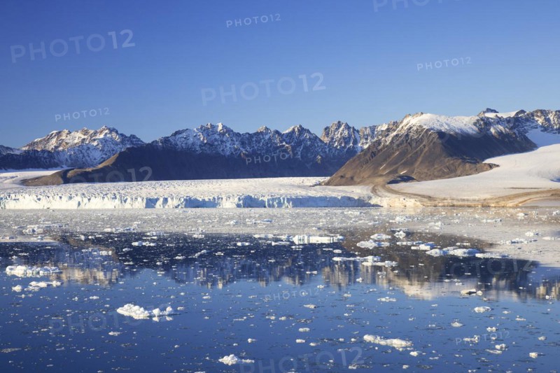 Lilliehöökbreen glacier in summer debouches into Lilliehöök Fjord