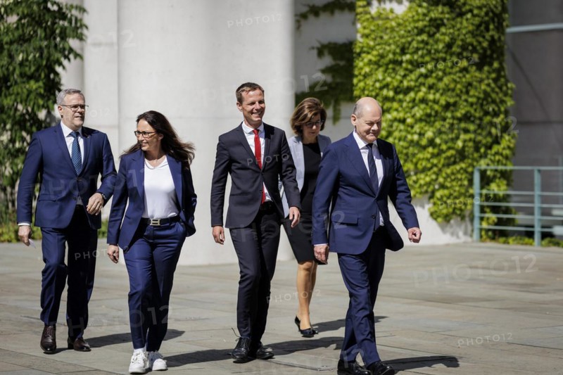 (l.t.r.) Jörg Dittrich, President of the German Confederation of Skilled Crafts, Yasmin Fahimi, Chairwoman of the German Trade Union Confederation, Kai Niebert, President of Deutscher Naturschutzring, Marie Luise Wolf, President of the German Association of Energy and Water Industries, and Olaf Scholz (SPD), Federal Chancellor, taken during a press statement after the Alliance for Transformation meeting in Berlin, 02.06.2023., Berlin, Germany, Europe