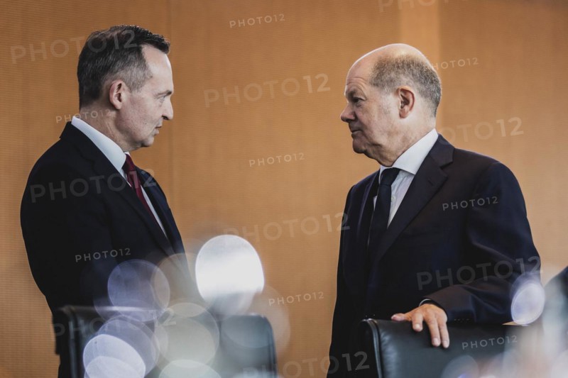 (R-L) Olaf Scholz (SPD), Federal Chancellor, and Volker Wissing (FDP), Federal Minister of Transport and Digital Affairs, photographed in front of the weekly cabinet meeting in Berlin, 07.06.2023., Berlin, Germany, Europe