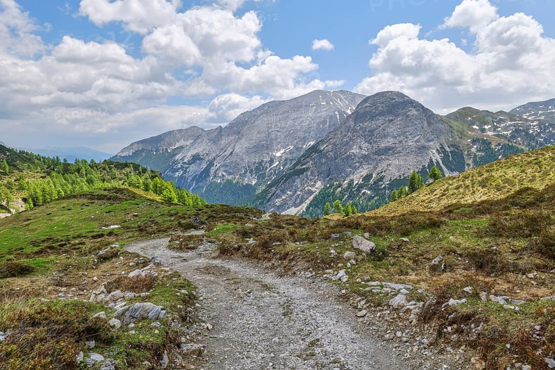Hiking trail with view of the Weisseck
