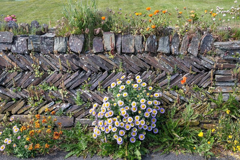 Wall made of slate slabs