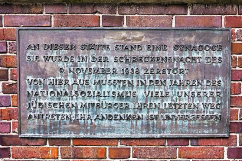 Commemorative plaque to the destroyed synagogue on 9 November 1933