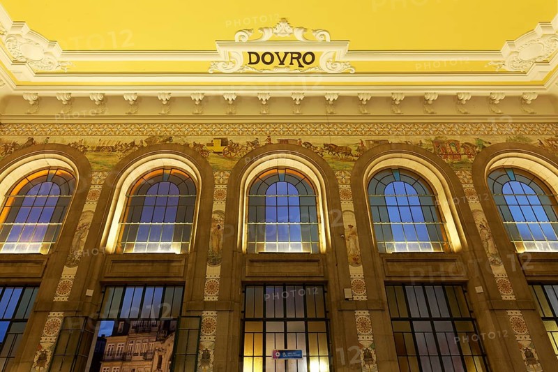 Entrance hall Porto Sao Bento at night