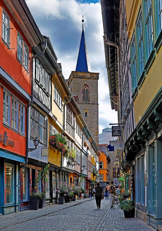 Half-timbered houses of the Kraemerbruecke with the Aegidienkirche