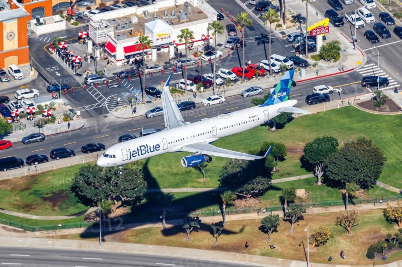 A JetBlue Airbus A321 aircraft with registration number N967JT at Los Angeles Airport