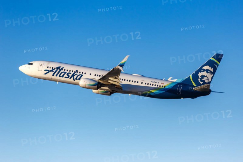 A Boeing 737-900ER aircraft of Alaska Airlines with registration number N264AK at Los Angeles Airport