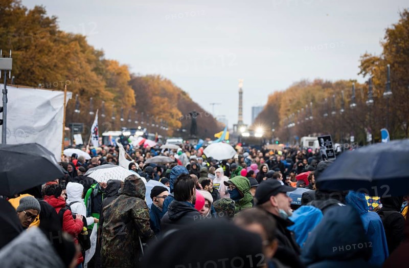 Demonstrators protest against the reform of the infection protection law