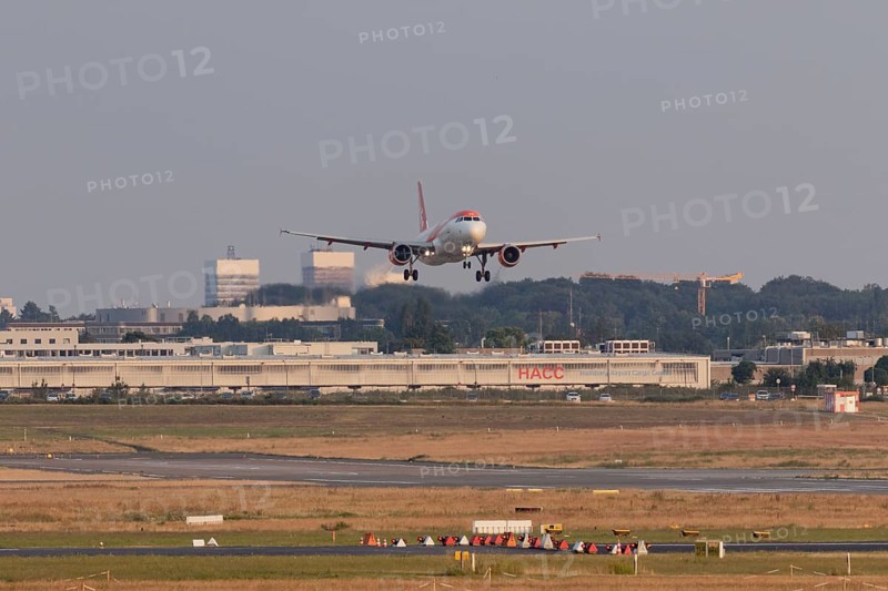 Passenger aircraft Airbus A320-214 of the airline easyJet landing at Hamburg Airport