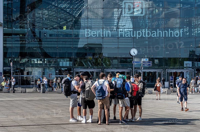Travellers at Washingtonplatz in front of the main station