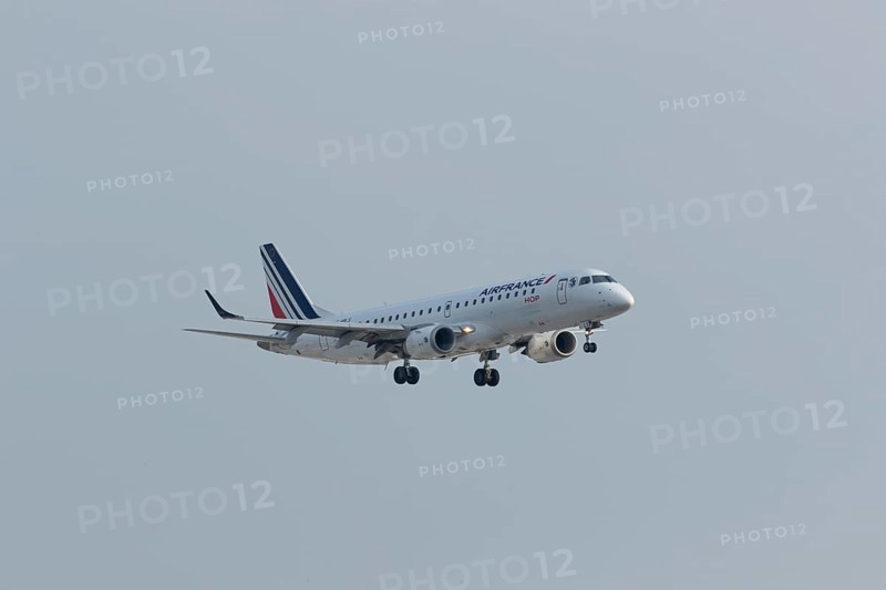 Passenger aircraft Embraer 190 of the airline Airfrance on approach to Hamburg Airport